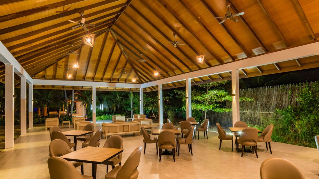 Island dining at Fiyavalhu Maldives