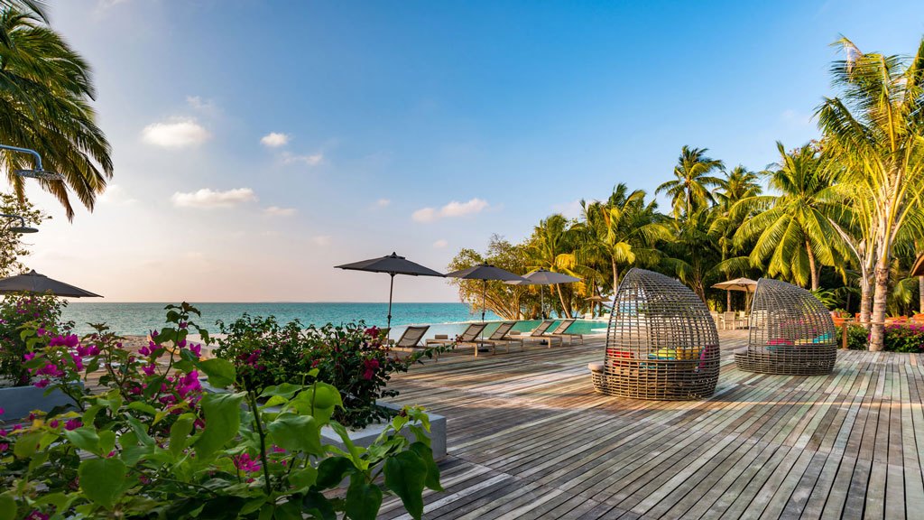 Poolside relaxation at Fiyavalhu